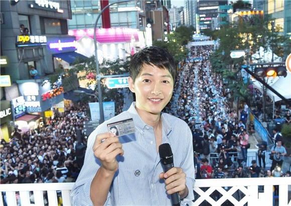〈Yes 首尔现场〉宋仲基出席新村啤酒节 招牌温暖笑容「老公」依然帅