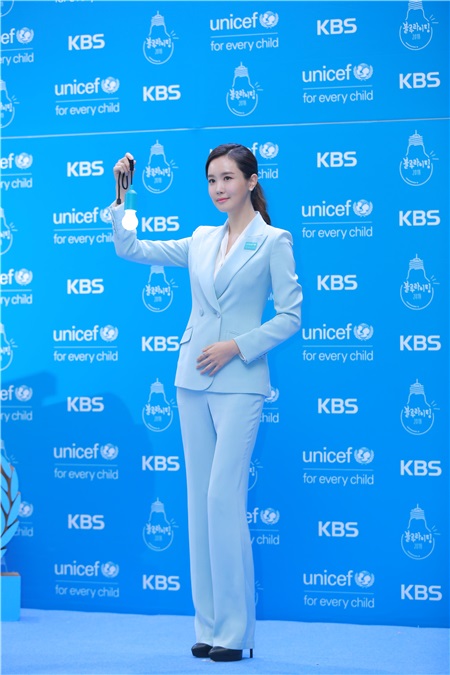 李宝英、李多海、安圣基、柳镇等出席第二届联合国儿童基金会纪念活动红毯仪式