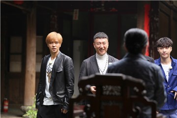 成员们在老宅听“老祖母”说话