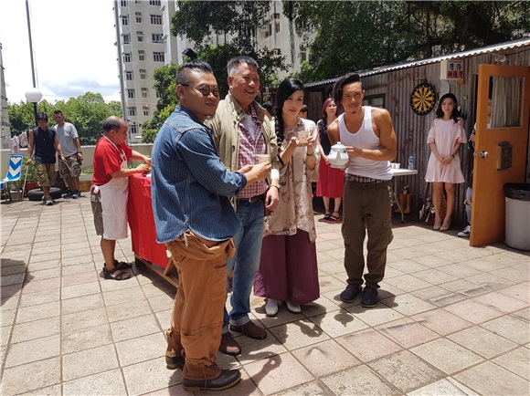 万梓良、吴家丽、张继聪、白只等电影《》今晚打丧尸》举行开镜拜神仪式