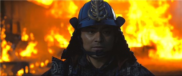 小栗旬爆笑演绎织田信长 等拍戏无聊拖地大扫除