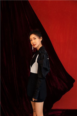 演员高露鼠年发布红火大片 单边耳环彰显超A气场