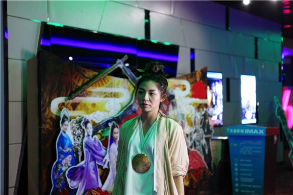 女版至尊宝惊现影院 《大话西游3》首映玩搞笑自拍