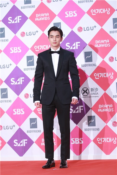 2016sbs演技大赏举行 朴信惠、李准基、IU、李敏镐等出席红毯