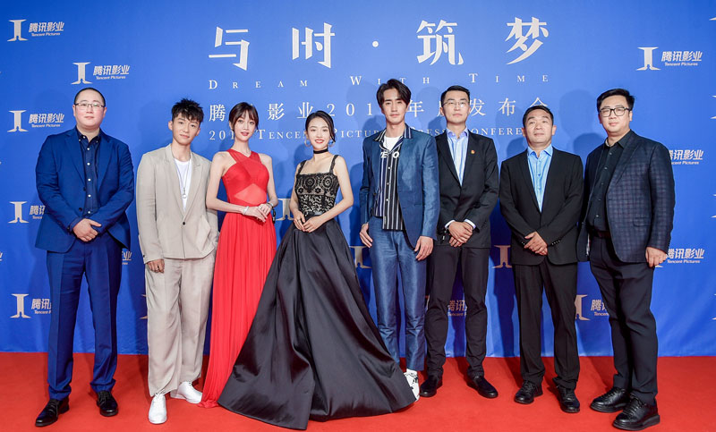 《黑色灯塔》主创亮相上演“制服诱惑”   代旭：戏里“唇枪舌战”