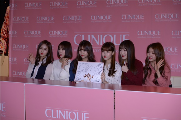 Clinique举办签名会 GFriend集体清纯亮相