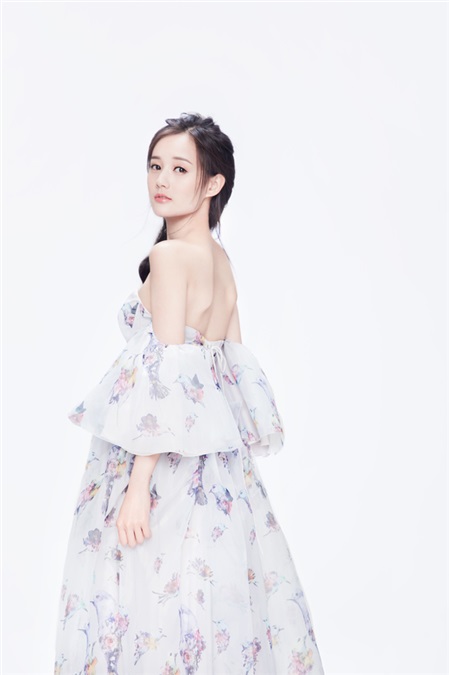 李一桐清新出镜大气淡雅 编发美背一笑倾城