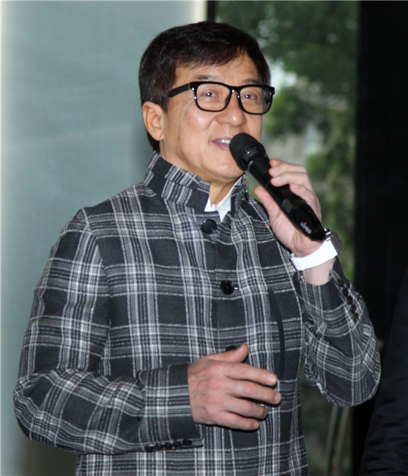 成龙出席精品旗舰店站台