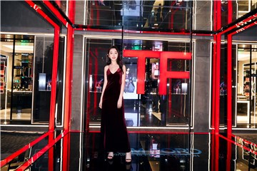 蒋梦婕现身美妆party 复古V领裙尽显风韵