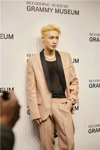 张艺兴受邀做客格莱美博物馆 以《面纱》舞台展示M-POP音乐