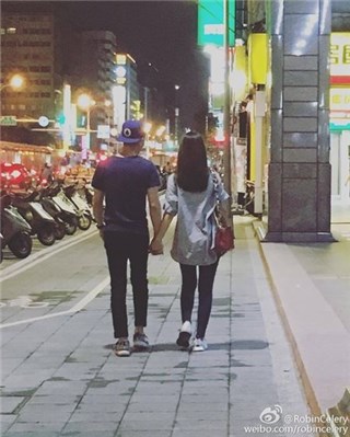 霍建华林心如深夜逛街 十指紧扣甜炸路人