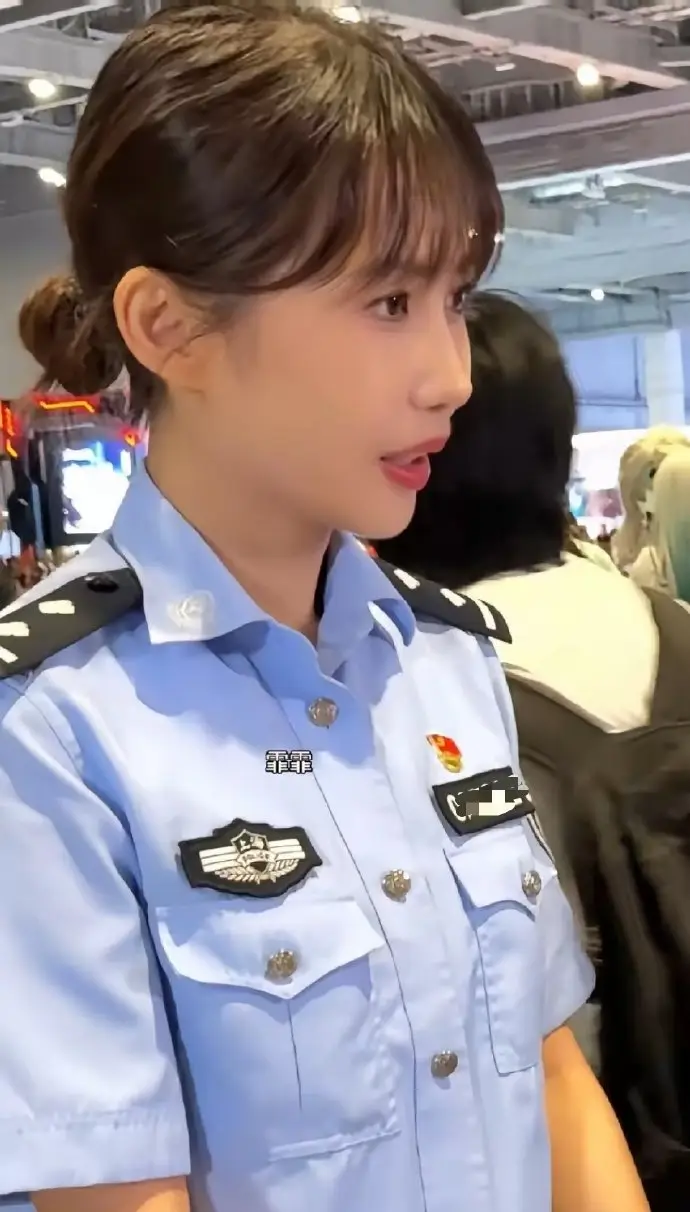 上海执勤女警撞脸邱淑贞走红，网友：比亲生女儿更像本尊