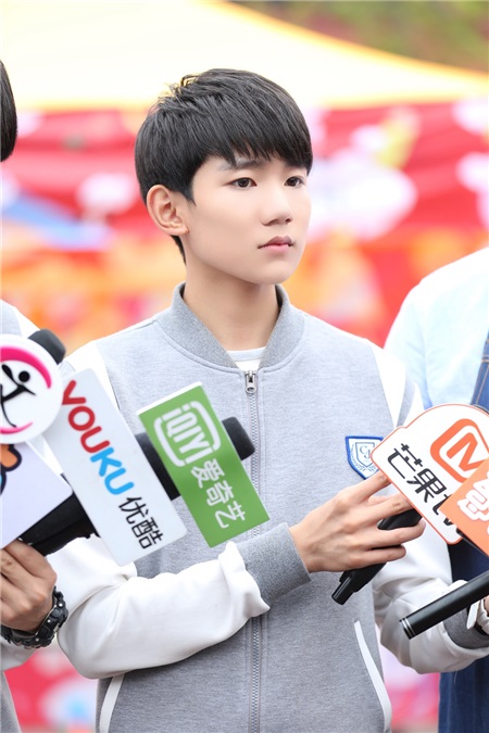 《少年时代》迎百人探班 TFBOYS薛之谦「棒球力」秀翻全场