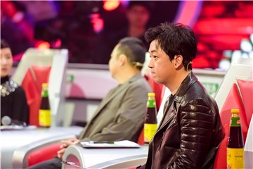 潘粤明一边“震惊脸”一边呆萌感叹