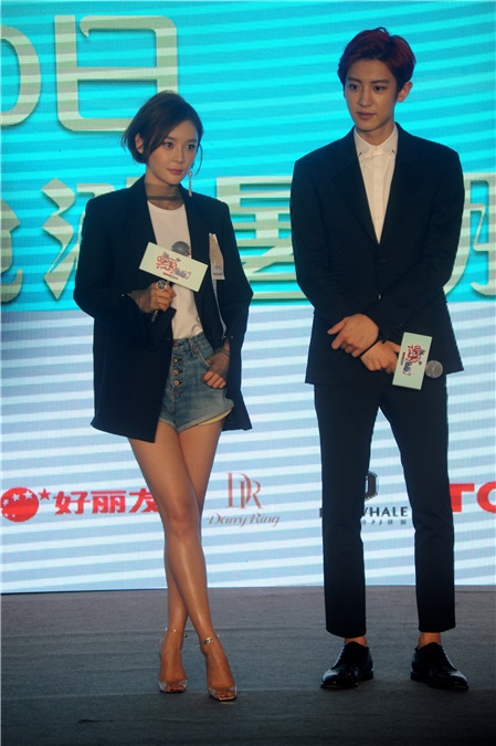电影《黑粉》发布会朴灿烈「调戏」人形板 与袁姗姗反串cos剧照气氛火热