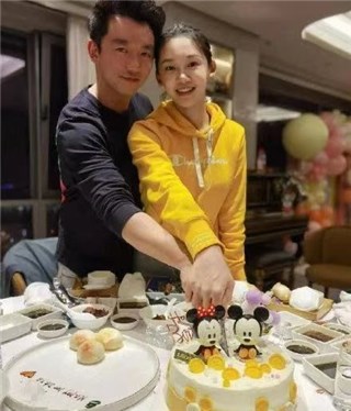 郑恺苗苗为女儿举办百日宴！小公主花朵袜肉嘟嘟可爱十足