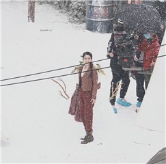 李沁新剧棕红色皮衣造型  雪中明眸皓齿笑靥如花