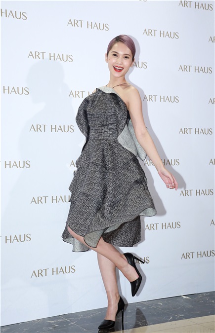 杨丞琳与萧敬腾为《ART HAUS》开幕剪彩