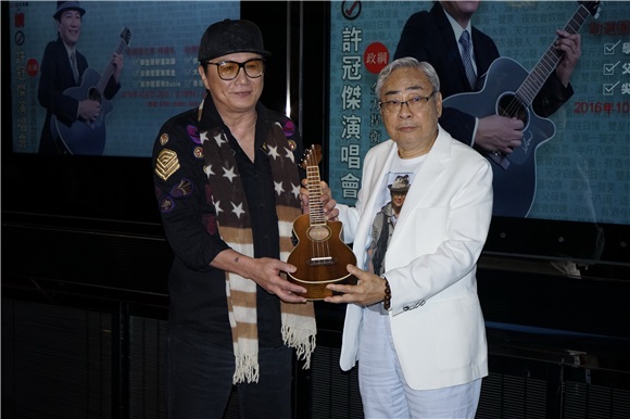 许冠杰与两个儿子、好友王敏德出席演唱会记者会