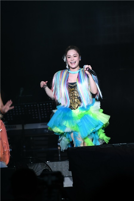 Twins上海演唱会万人大合唱 粉红闺蜜装仙女下凡