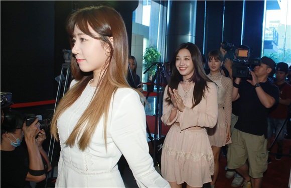 韩国女团APINK出席独家MTV进棚记者会
