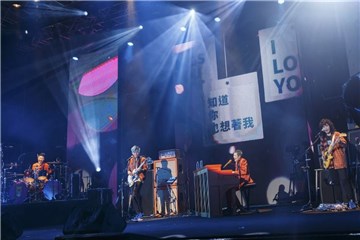 萧敬腾领狮子合唱团首开唱 歌迷挥旗超震撼