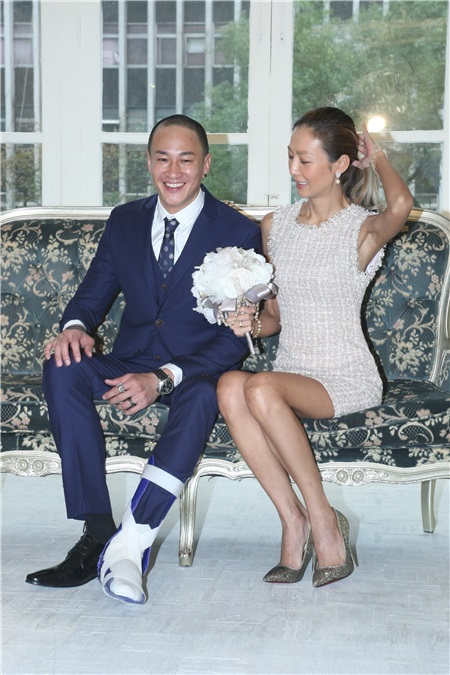 何润东与老婆和爸妈一起拍摄结婚周年纪念照