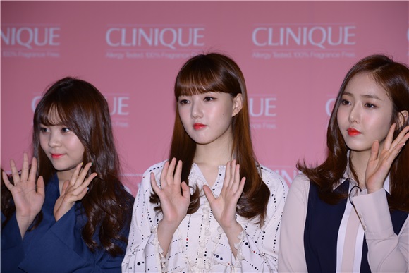 Clinique举办签名会 GFriend集体清纯亮相