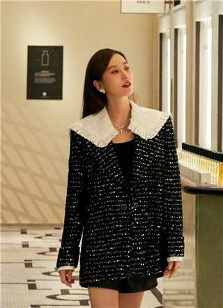 刘诗诗久违中分黑长直发展露好气质   下衣失踪造型看展览
