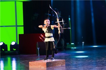 小射手胡逸轩现场表演射箭