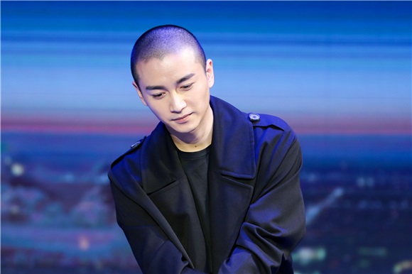 《云颠之上》粉丝见面会 袁姗姗现场变身狠毒皇后