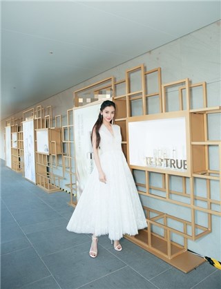 Angelababy长发造型温婉浪漫 白纱蕾丝裙亮相活动