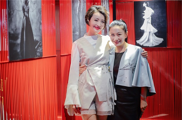 杨洋新娘盛典花式炫短发 「同款热」再度爆发