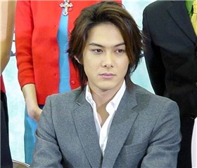 《恶作剧之吻》柏原崇现况曝光 与44岁美魔女10年恋甜翻