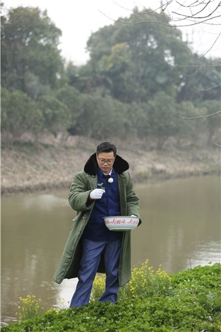 王迅在河边寻找食材