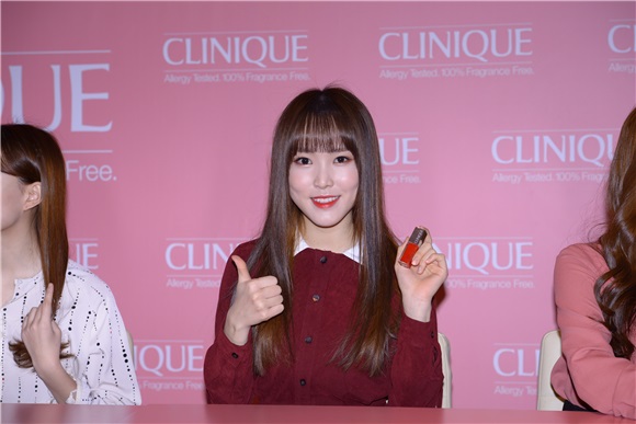 Clinique举办签名会 GFriend集体清纯亮相