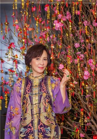 54岁刘嘉玲穿紫色龙纹中装霸气十足   刘妈送祝福端庄优雅