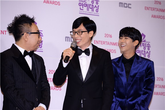 刘在石、HAHA、郑俊河等一同走上「2016 MBC放送演艺大赏」红毯