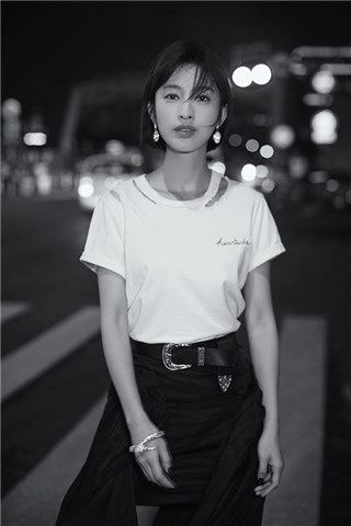 张俪鱼尾裙美腿吸睛  黑白质感凸显迷离飘逸