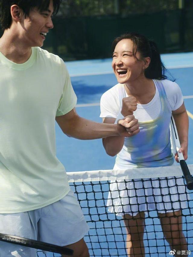 贾玲与奥运冠军汪顺网球场梦幻联动 高马尾短裙造型活力四射
