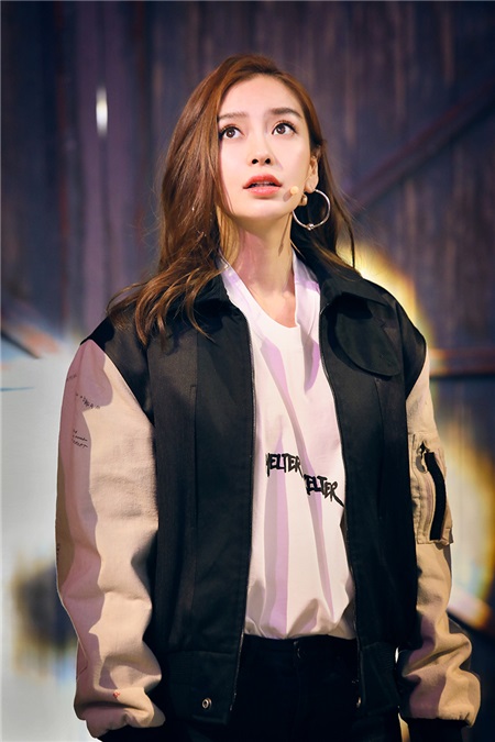 《机器人争霸》唯一女队长 Angelababy变凤凰战士挑战高阶操作
