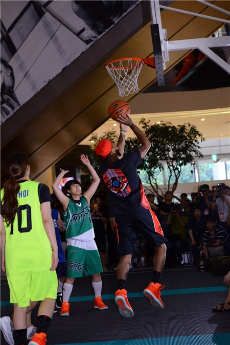 NBA球星德里克·罗斯与韩星HaHa Epik High等出席2016篮球大会决胜战活动