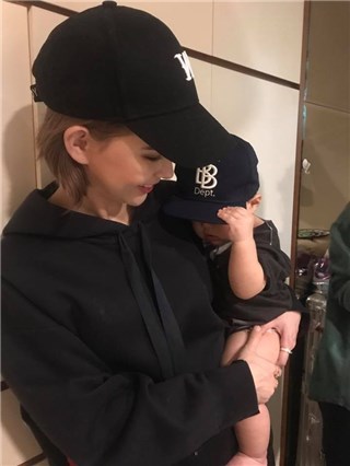 昆凌晒儿子的正面照 小脸低低手扶帽檐100%像爸爸周杰伦