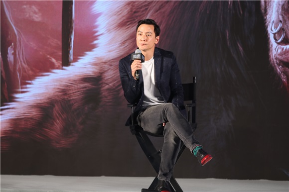 宝拉-帕顿亮相《魔兽:崛起》北京发布会 吴彦祖大放福利与女粉丝贴面自拍