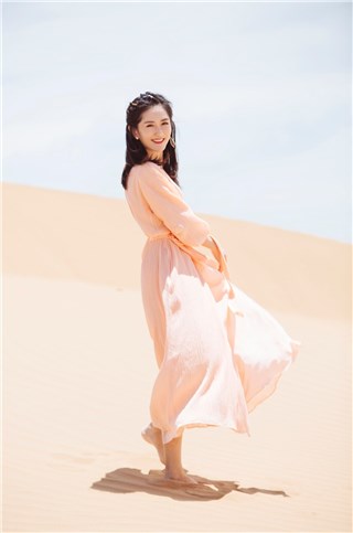 《妻子4》谢娜绝美沙漠大片曝光，穿粉色高开叉长裙仙气满分