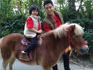 Kimi长大了！林志颖晒3年前後骑马照