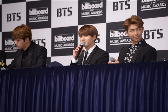 BTS Billboard获奖纪念记者会 Jin世界级帅脸获认证