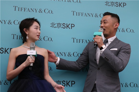 「宇宙夫妇」合体出席Tiffany活动 余文乐「老司机」频频逗乐周冬雨互动暧昧默契