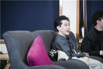 费启鸣背头造型