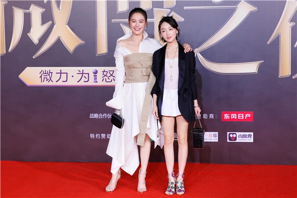 小黄鸭&海绵宝宝!周冬雨马思纯微博之夜再同台